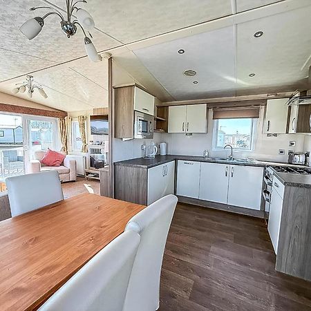 Beautiful Caravan With Decking Wifi At St Osyth Beach Holiday Park Ref 28077Dw Clacton-on-Sea Kültér fotó
