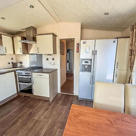 Beautiful Caravan With Decking Wifi At St Osyth Beach Holiday Park Ref 28077Dw Clacton-on-Sea Kültér fotó