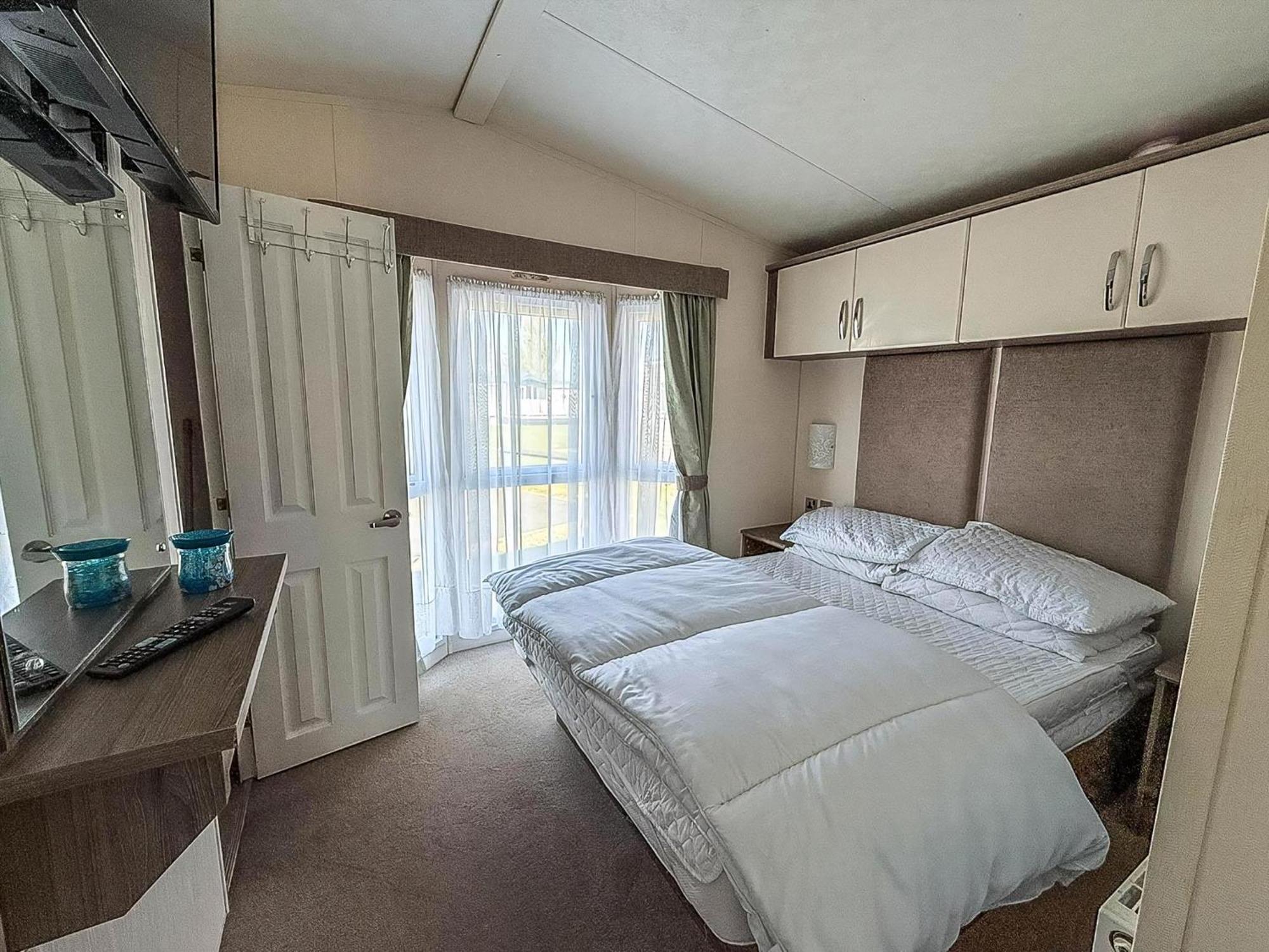 Beautiful Caravan With Decking Wifi At St Osyth Beach Holiday Park Ref 28077Dw Clacton-on-Sea Kültér fotó