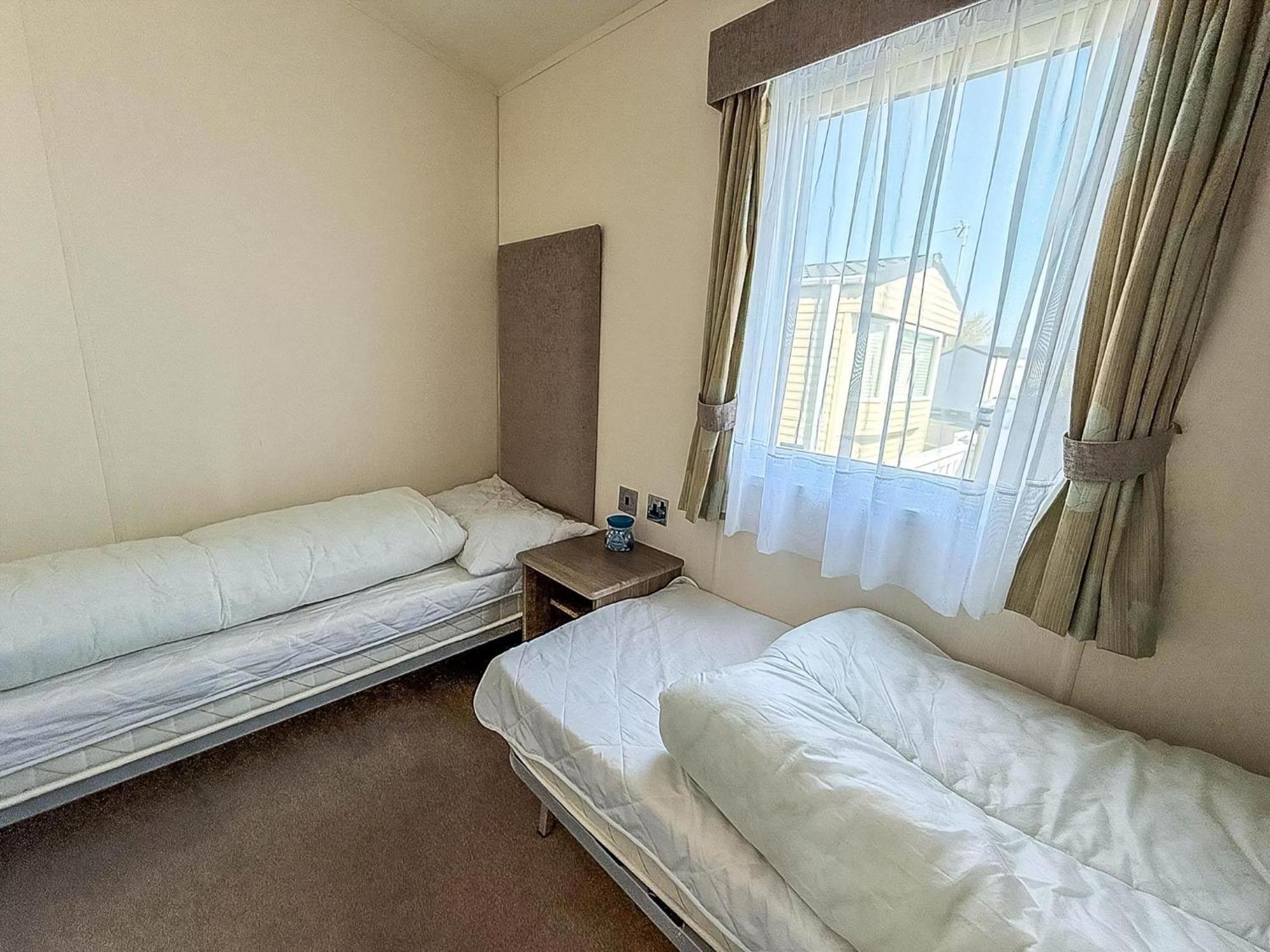 Beautiful Caravan With Decking Wifi At St Osyth Beach Holiday Park Ref 28077Dw Clacton-on-Sea Kültér fotó