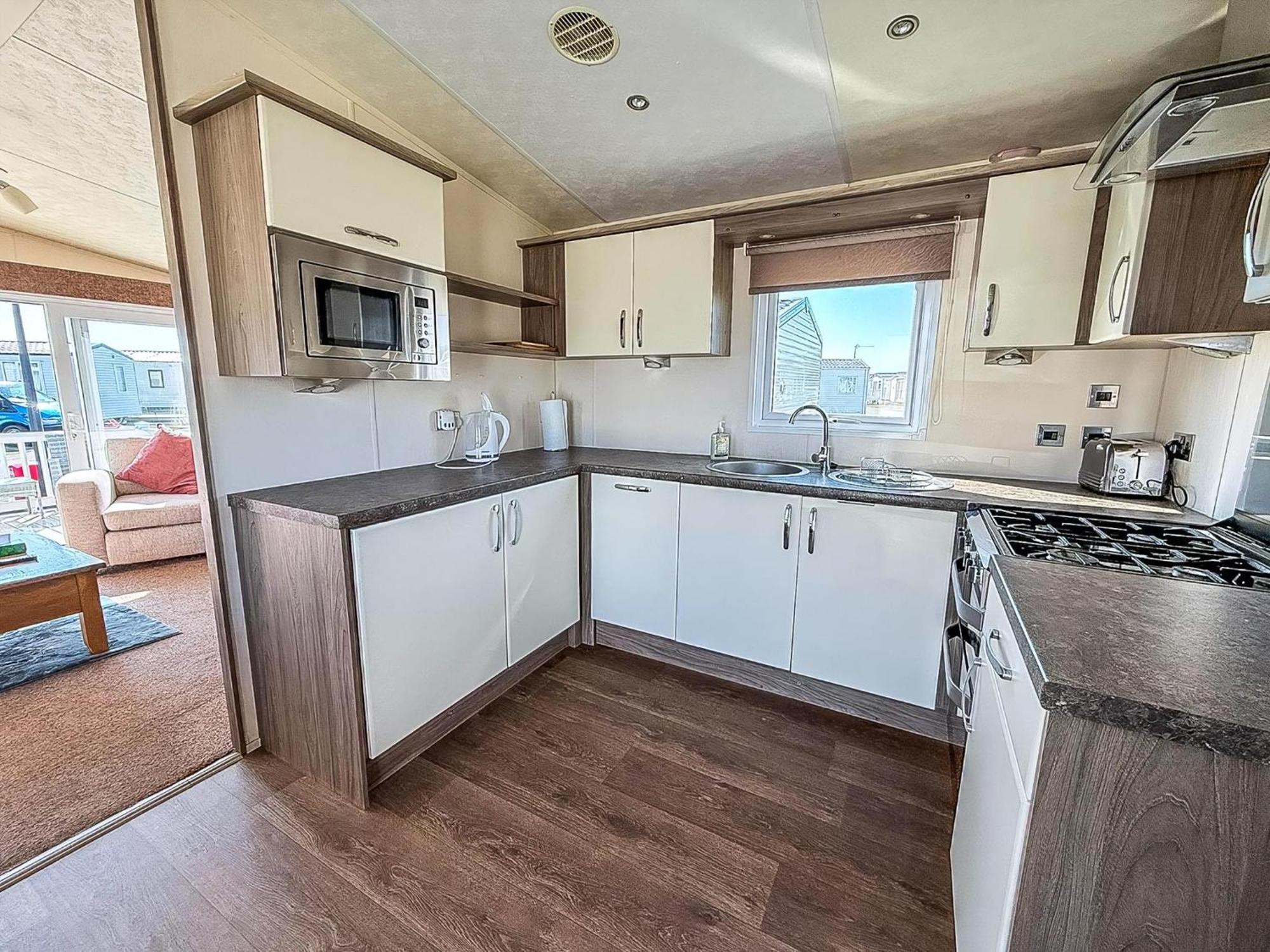 Beautiful Caravan With Decking Wifi At St Osyth Beach Holiday Park Ref 28077Dw Clacton-on-Sea Kültér fotó
