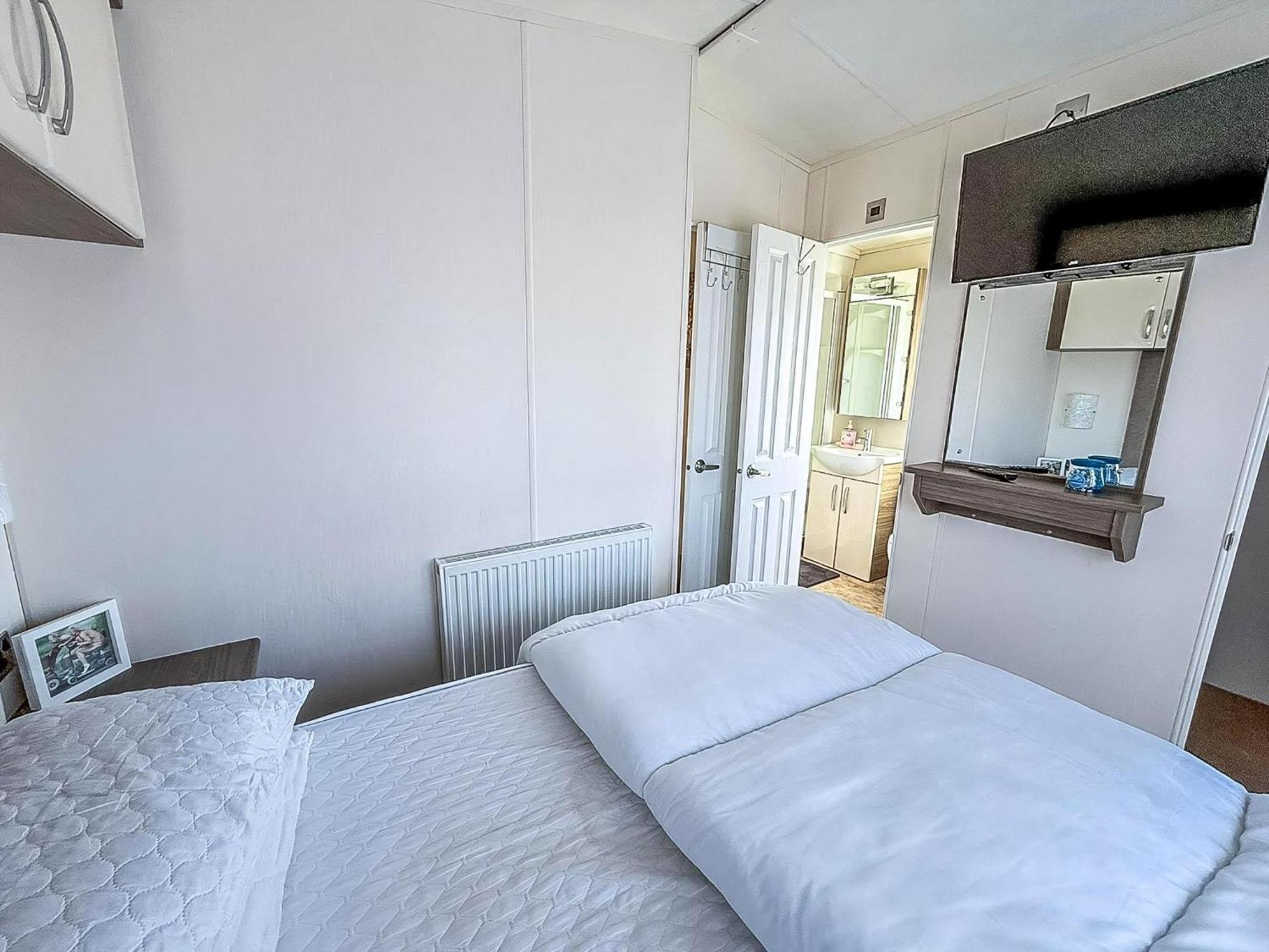 Beautiful Caravan With Decking Wifi At St Osyth Beach Holiday Park Ref 28077Dw Clacton-on-Sea Kültér fotó