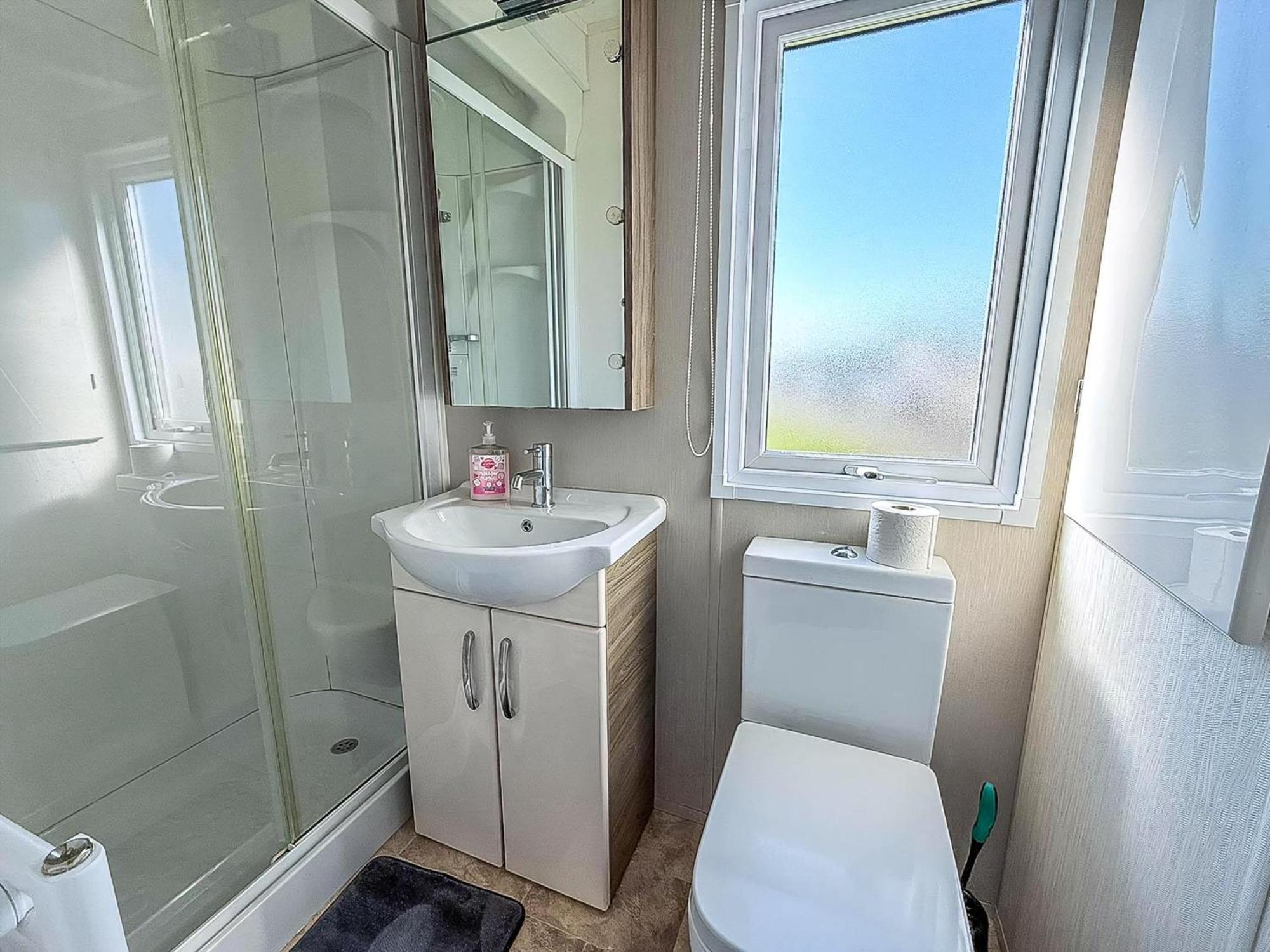 Beautiful Caravan With Decking Wifi At St Osyth Beach Holiday Park Ref 28077Dw Clacton-on-Sea Kültér fotó